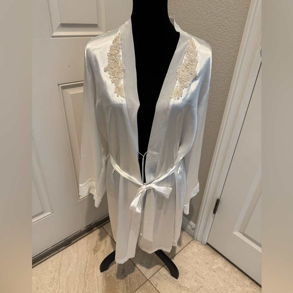 Linnea Donnatella Elegant White Satin Robe Lace Trim size large xl polyester